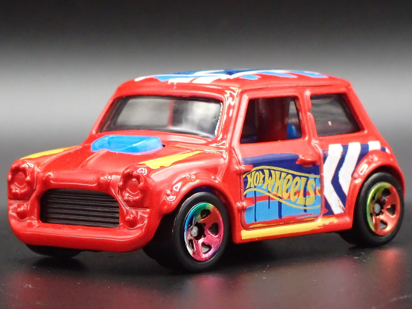 1969-1976 MINI COOPER MARK III 1:64 SCALE COLLECTIBLE DIORAMA DIECAST MODEL CAR