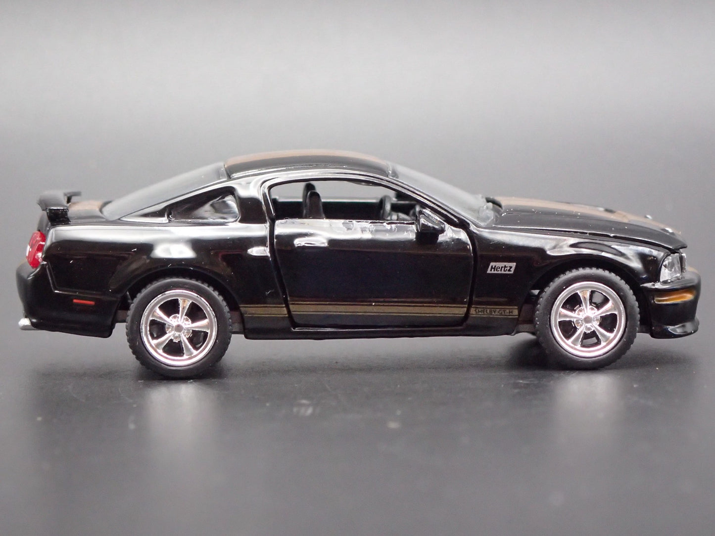 2006 06 FORD MUSTANG GT-H HERTZ 1/64 SCALE COLLECTIBLE DIORAMA DIECAST MODEL CAR