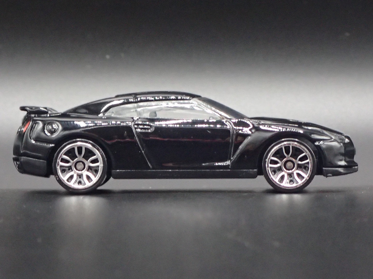 2007-2025 NISSAN GTR R35 SKYLINE BLACK RARE 1:64 SCALE DIORAMA DIECAST MODEL CAR
