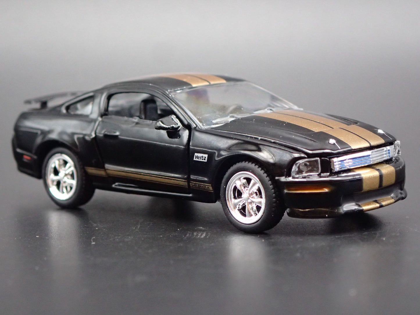 2006 06 FORD MUSTANG GT-H HERTZ 1/64 SCALE COLLECTIBLE DIORAMA DIECAST MODEL CAR