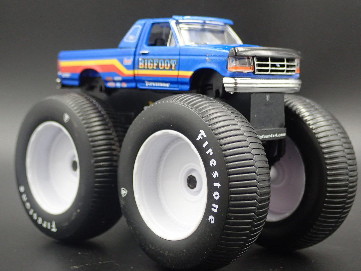 1996 96 FORD F250 MONSTER TRUCK BIGFOOT #7 1/64 SCALE DIORAMA DIECAST MODEL CAR