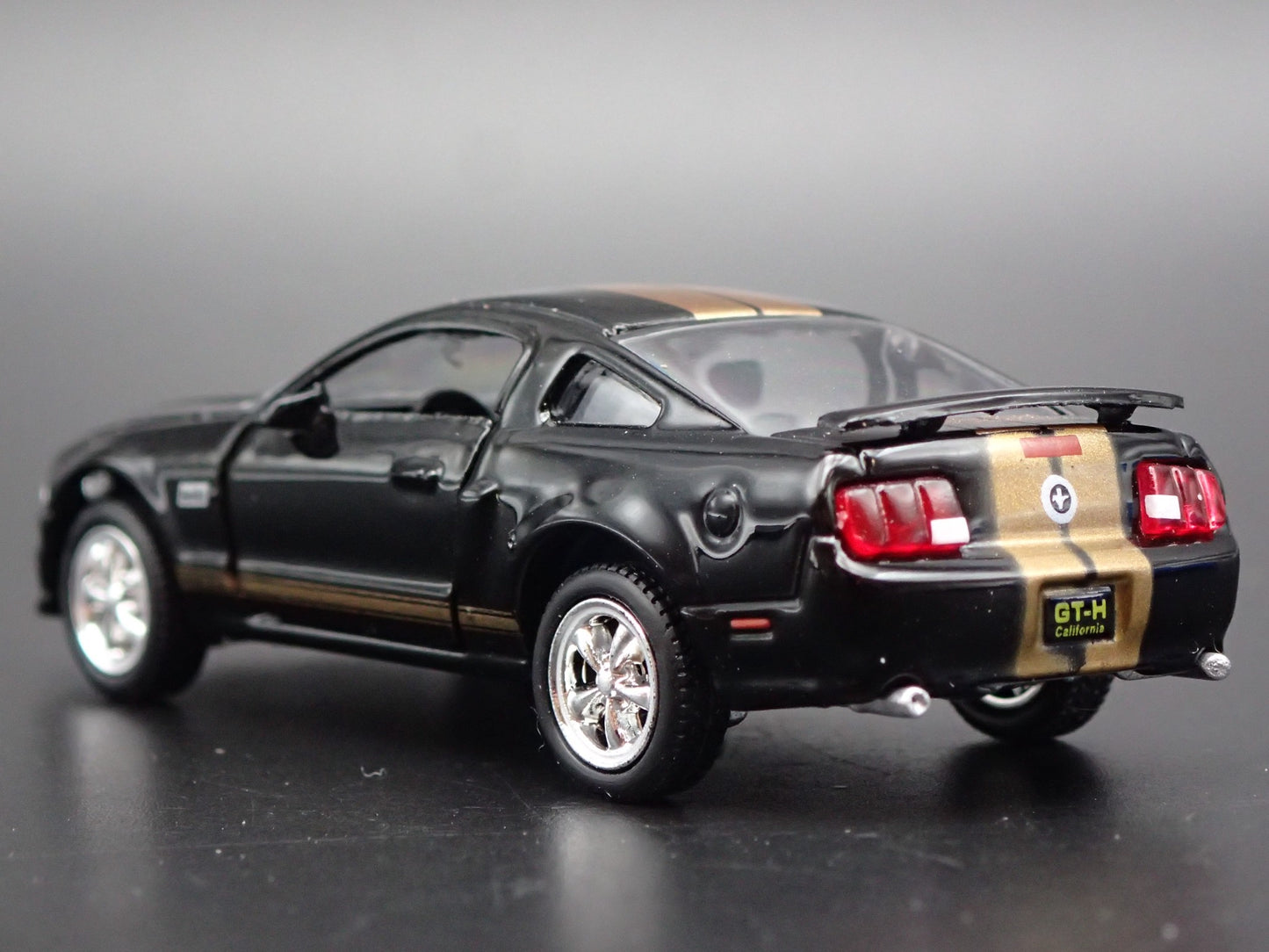 2006 06 FORD MUSTANG GT-H HERTZ 1/64 SCALE COLLECTIBLE DIORAMA DIECAST MODEL CAR