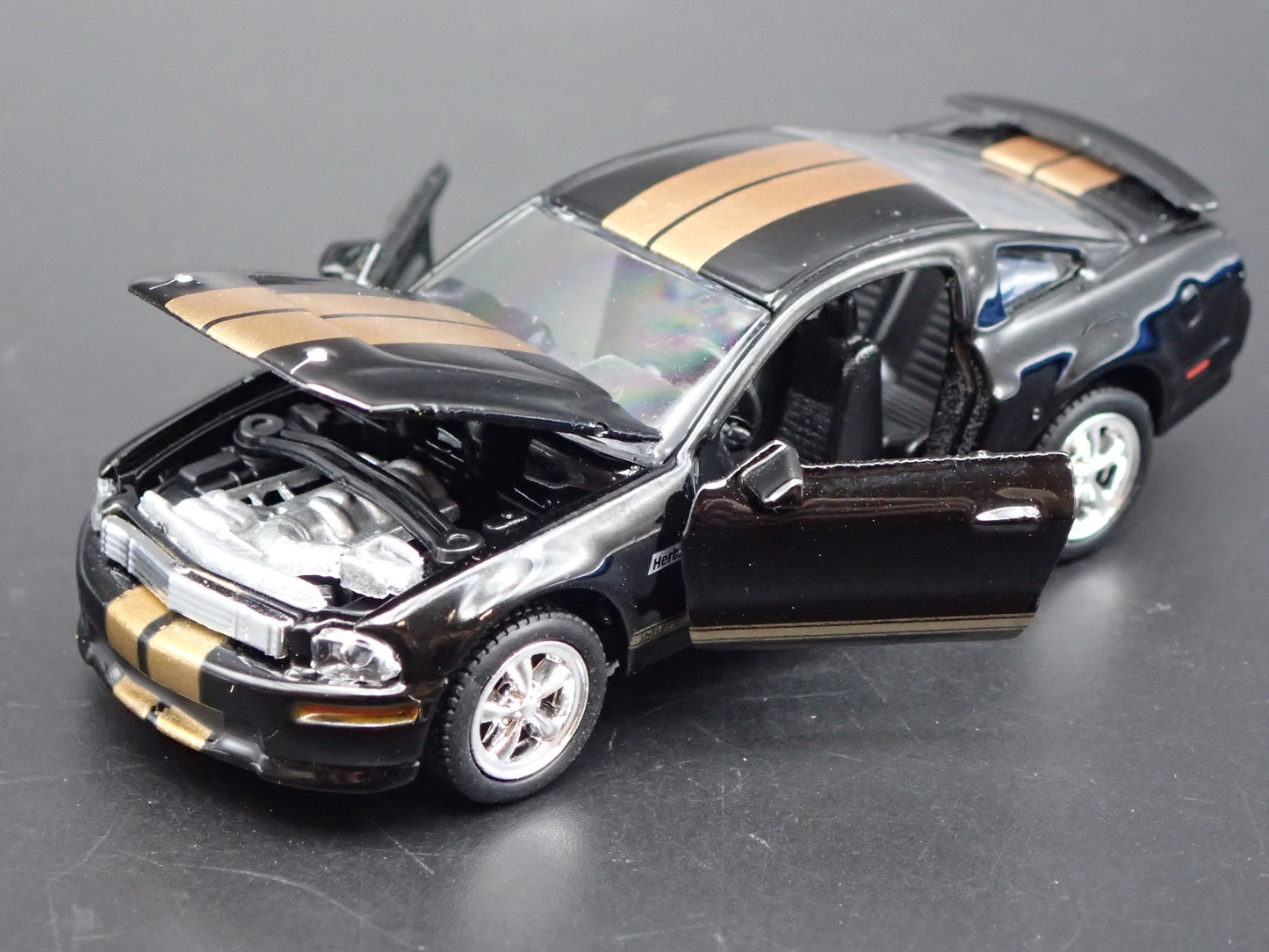 2006 06 FORD MUSTANG GT-H HERTZ 1/64 SCALE COLLECTIBLE DIORAMA DIECAST MODEL CAR