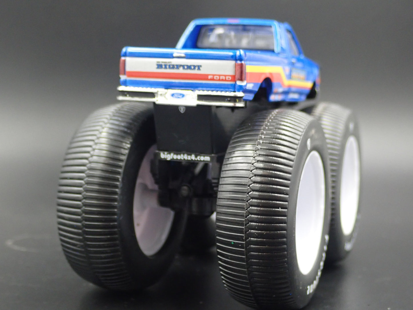 1996 96 FORD F250 MONSTER TRUCK BIGFOOT #7 1/64 SCALE DIORAMA DIECAST MODEL CAR