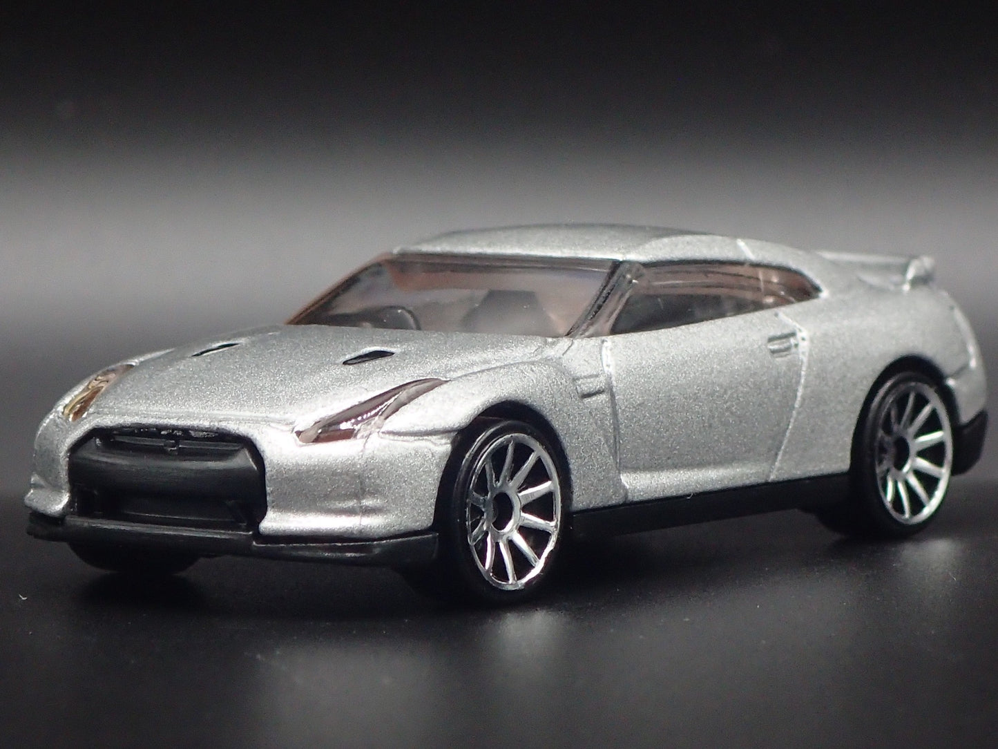 2007-2025 NISSAN GTR R35 SKYLINE SILVER 1:64 SCALE DIORAMA DIECAST MODEL CAR