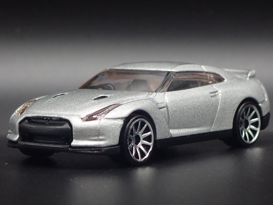 2007-2025 NISSAN GTR R35 SKYLINE SILVER 1:64 SCALE DIORAMA DIECAST MODEL CAR