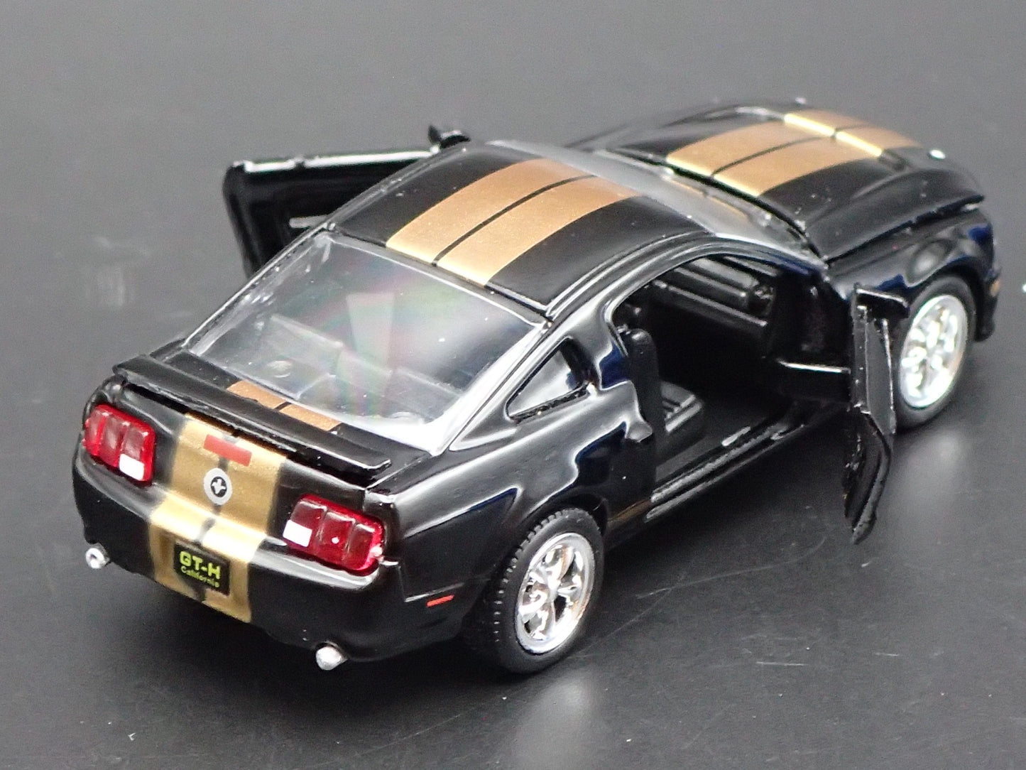 2006 06 FORD MUSTANG GT-H HERTZ 1/64 SCALE COLLECTIBLE DIORAMA DIECAST MODEL CAR