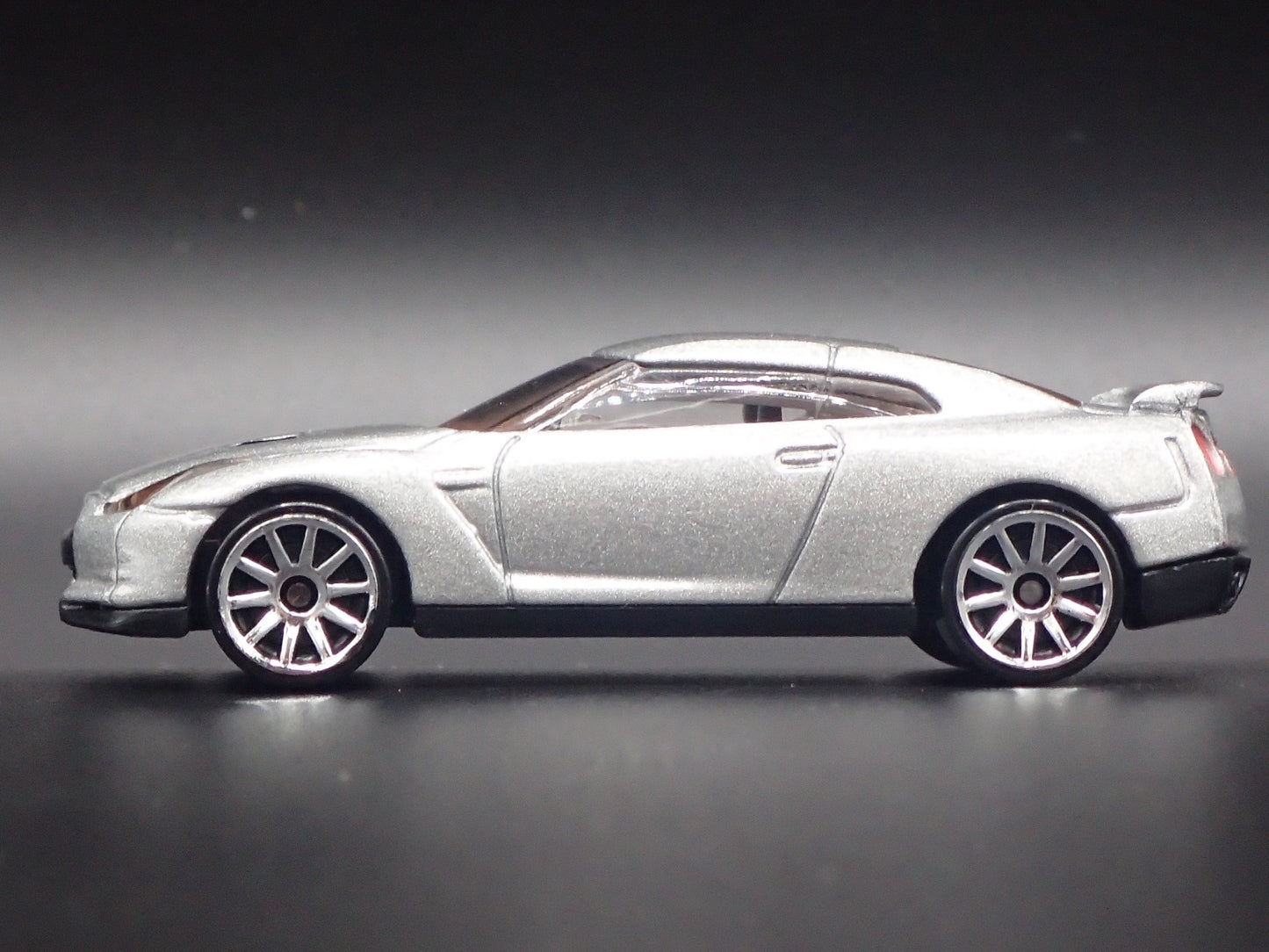 2007-2025 NISSAN GTR R35 SKYLINE SILVER 1:64 SCALE DIORAMA DIECAST MODEL CAR