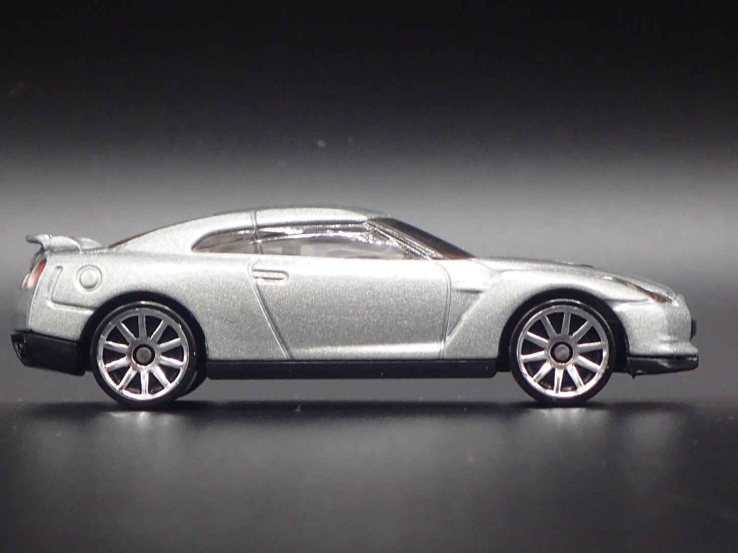 2007-2025 NISSAN GTR R35 SKYLINE SILVER 1:64 SCALE DIORAMA DIECAST MODEL CAR