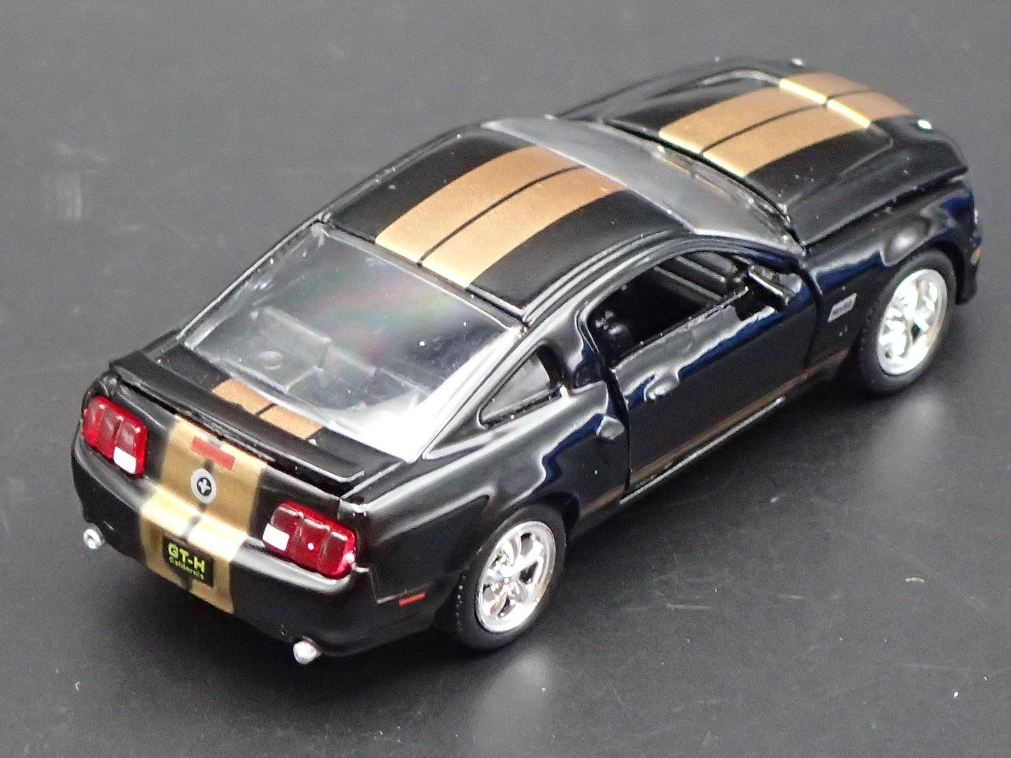 2006 06 FORD MUSTANG GT-H HERTZ 1/64 SCALE COLLECTIBLE DIORAMA DIECAST MODEL CAR