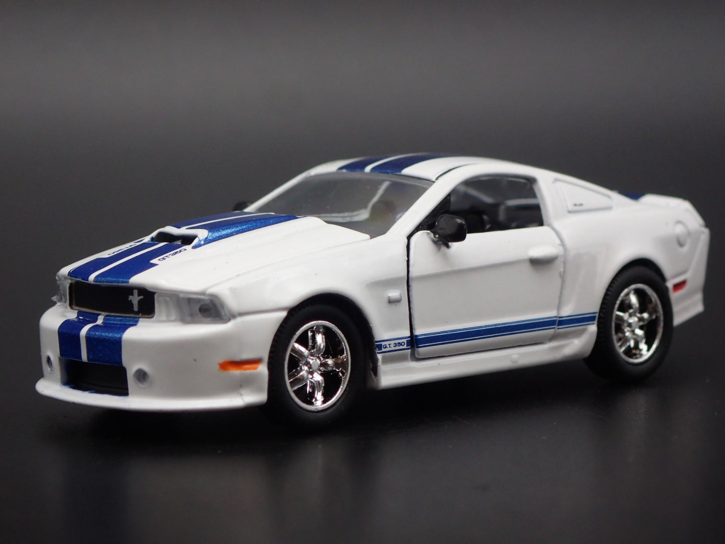 2011 11 FORD MUSTANG SHELBY GT350 WHITE 1/64 SCALE DIORAMA DIECAST MODEL CAR