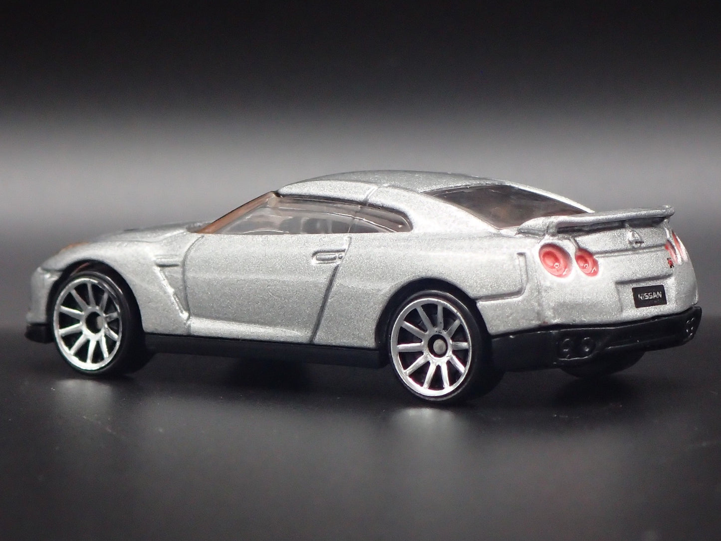 2007-2025 NISSAN GTR R35 SKYLINE SILVER 1:64 SCALE DIORAMA DIECAST MODEL CAR