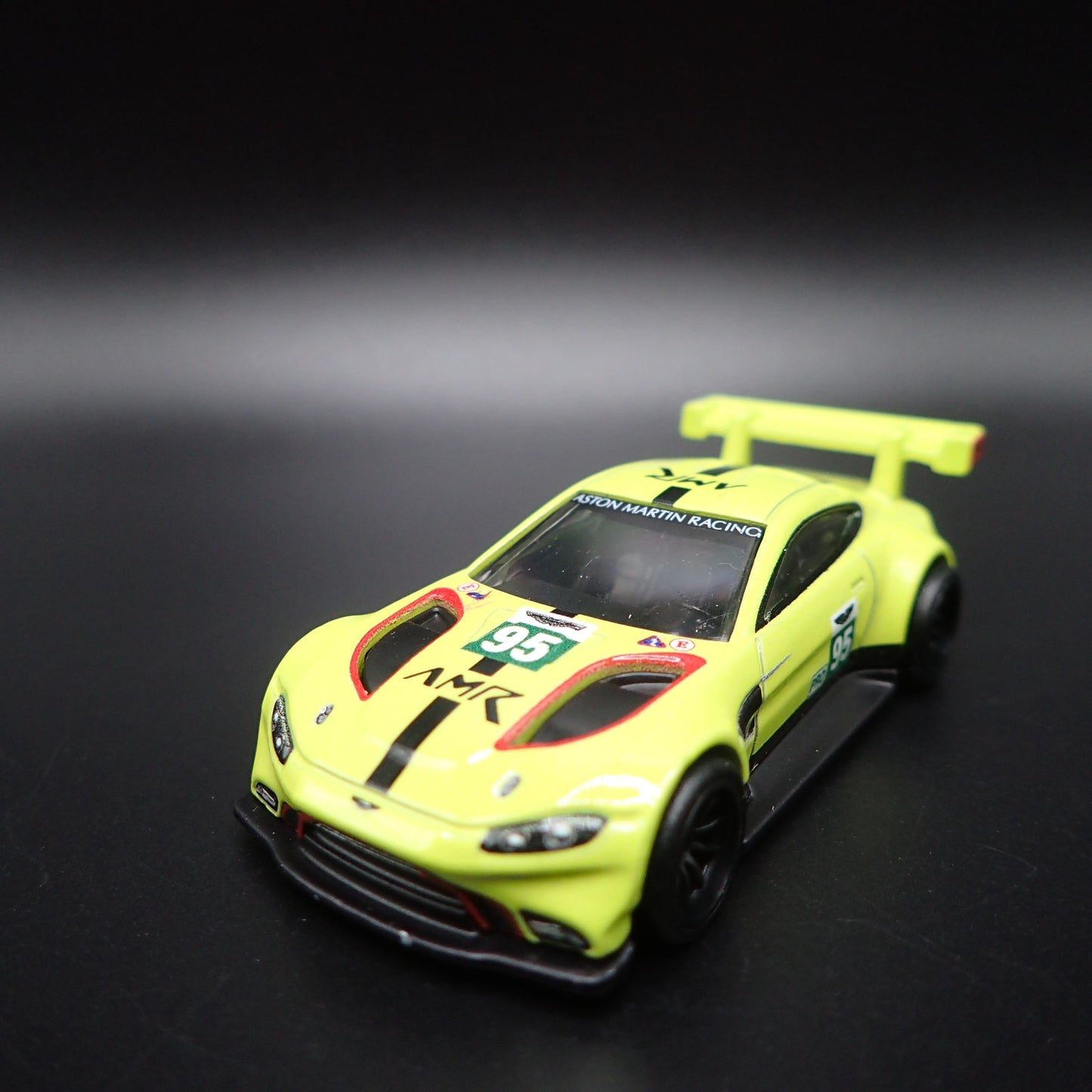 ASTON MARTIN VANTAGE GTE RACING RACE TEAM 1/64 SCALE DIORAMA DIECAST MODEL CAR