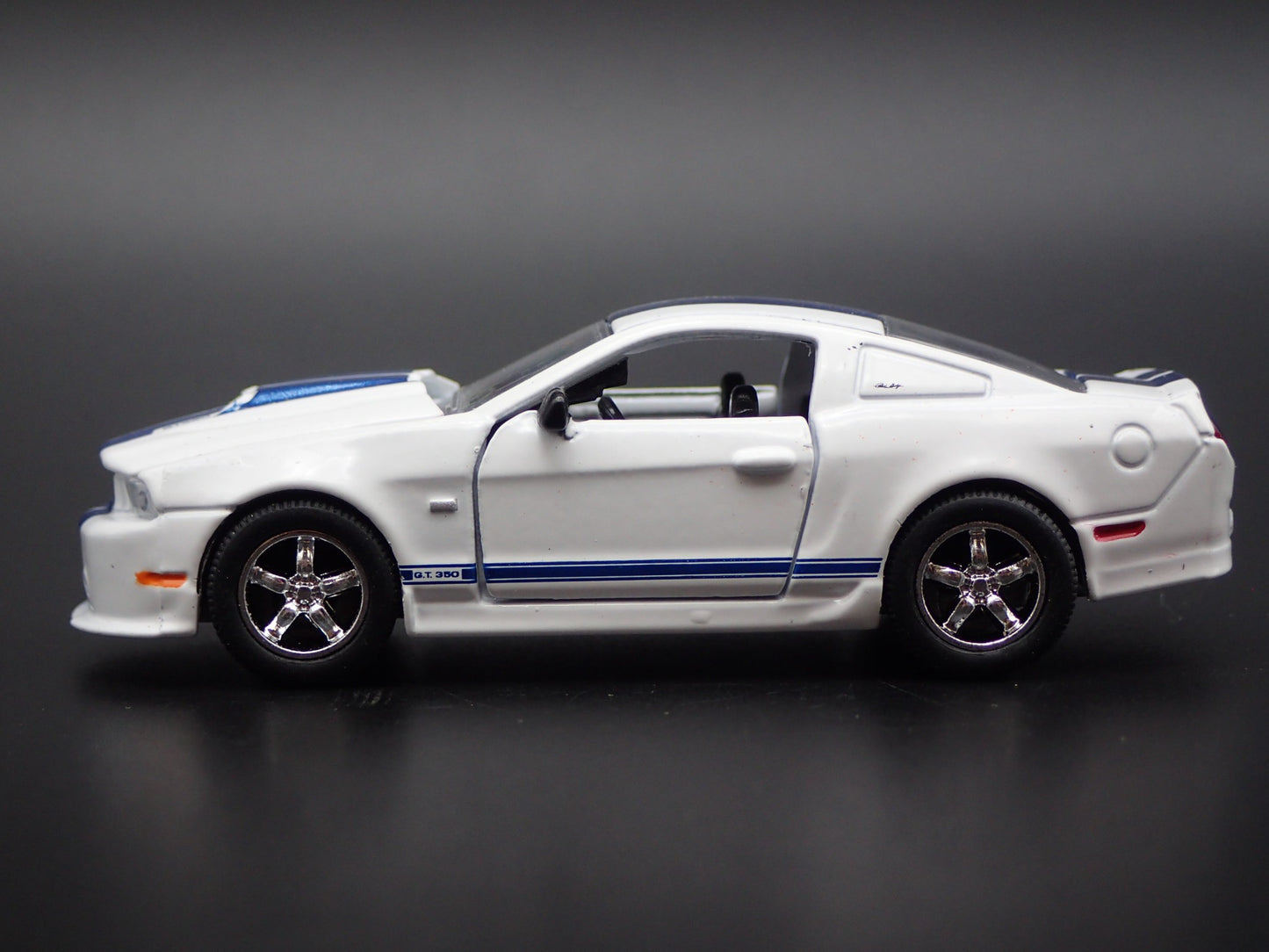 2011 11 FORD MUSTANG SHELBY GT350 WHITE 1/64 SCALE DIORAMA DIECAST MODEL CAR
