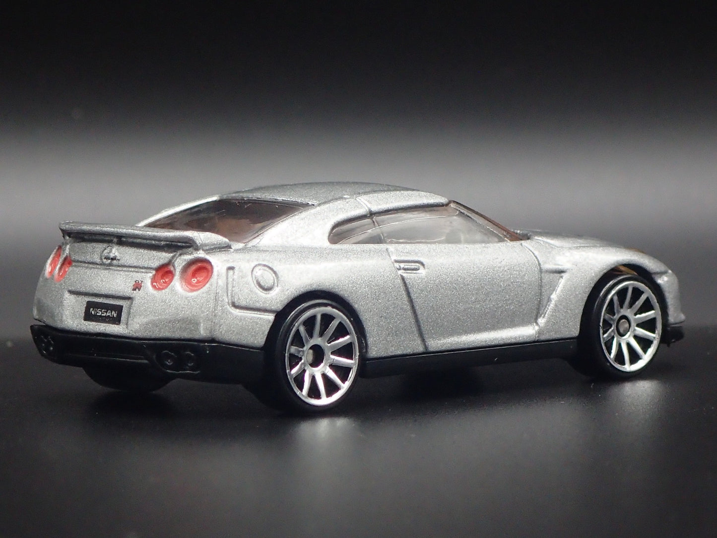 2007-2025 NISSAN GTR R35 SKYLINE SILVER 1:64 SCALE DIORAMA DIECAST MODEL CAR
