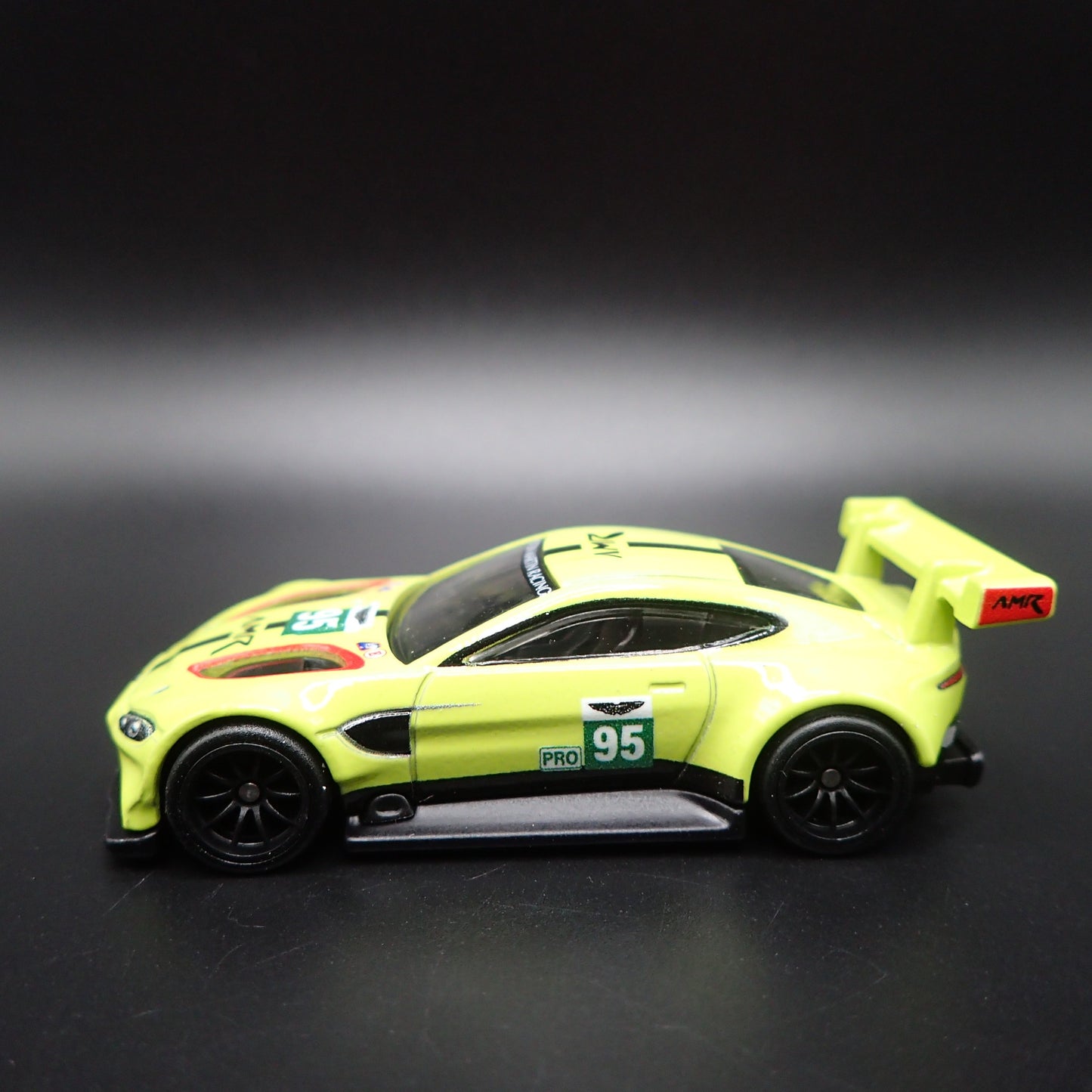 ASTON MARTIN VANTAGE GTE RACING RACE TEAM 1/64 SCALE DIORAMA DIECAST MODEL CAR