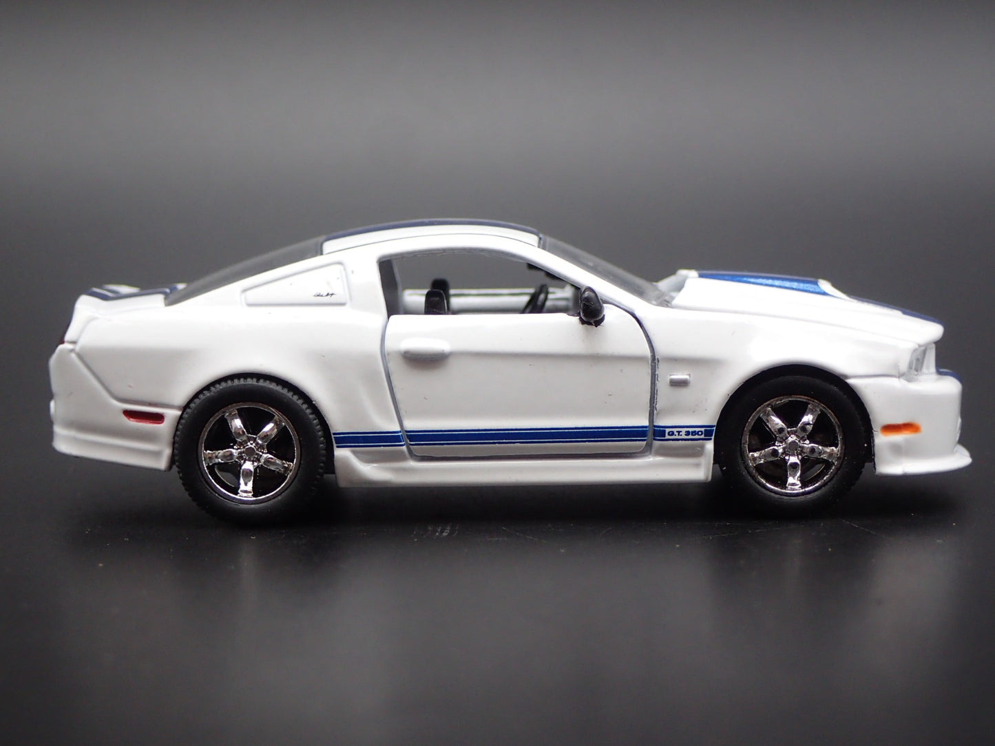 2011 11 FORD MUSTANG SHELBY GT350 WHITE 1/64 SCALE DIORAMA DIECAST MODEL CAR