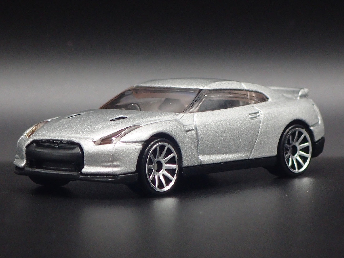 2007-2025 NISSAN GTR R35 SKYLINE SILVER 1:64 SCALE DIORAMA DIECAST MODEL CAR