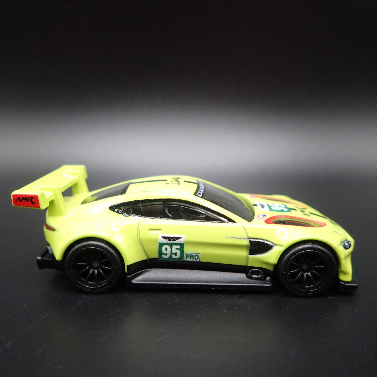 ASTON MARTIN VANTAGE GTE RACING RACE TEAM 1/64 SCALE DIORAMA DIECAST MODEL CAR