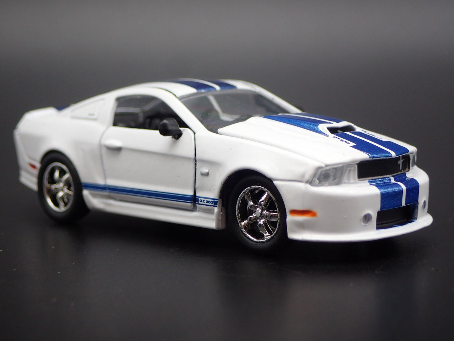 2011 11 FORD MUSTANG SHELBY GT350 WHITE 1/64 SCALE DIORAMA DIECAST MODEL CAR