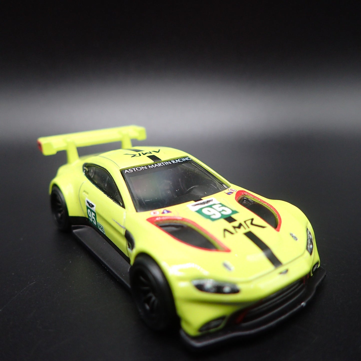 ASTON MARTIN VANTAGE GTE RACING RACE TEAM 1/64 SCALE DIORAMA DIECAST MODEL CAR