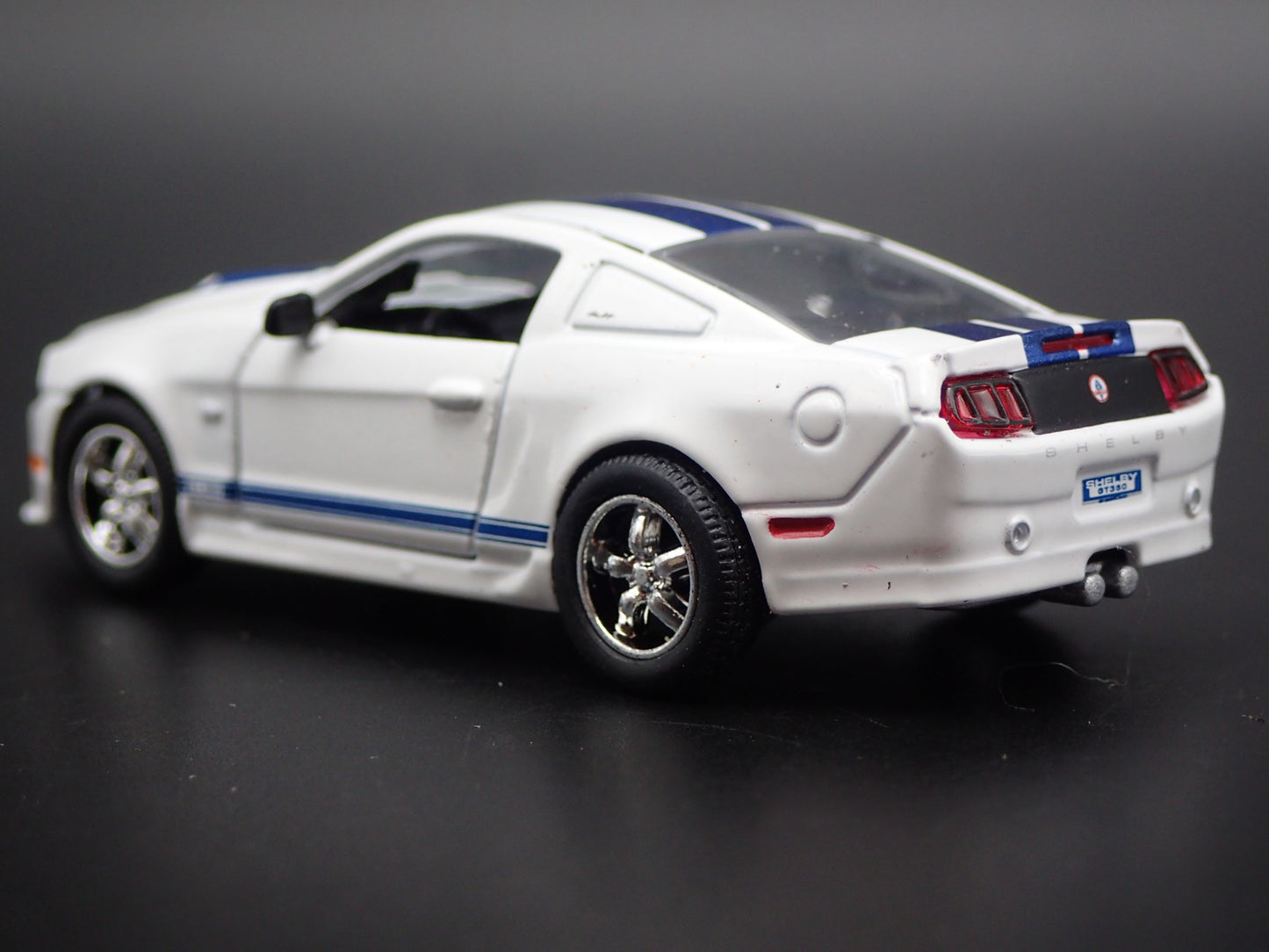 2011 11 FORD MUSTANG SHELBY GT350 WHITE 1/64 SCALE DIORAMA DIECAST MODEL CAR