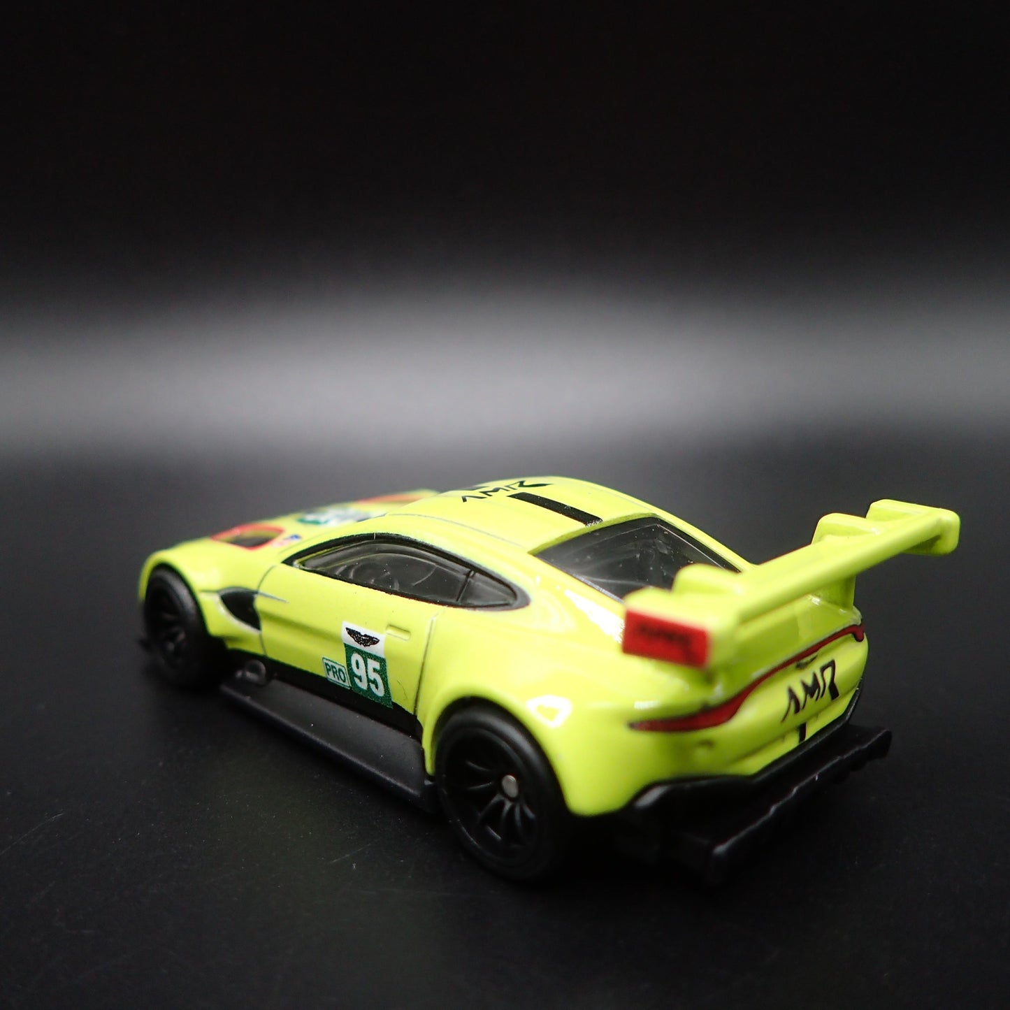ASTON MARTIN VANTAGE GTE RACING RACE TEAM 1/64 SCALE DIORAMA DIECAST MODEL CAR