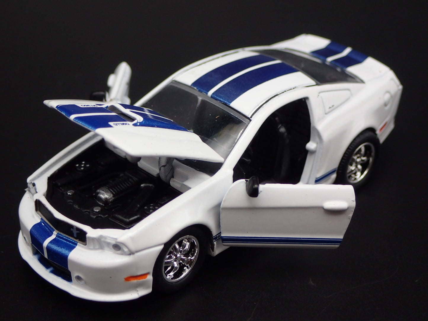 2011 11 FORD MUSTANG SHELBY GT350 WHITE 1/64 SCALE DIORAMA DIECAST MODEL CAR