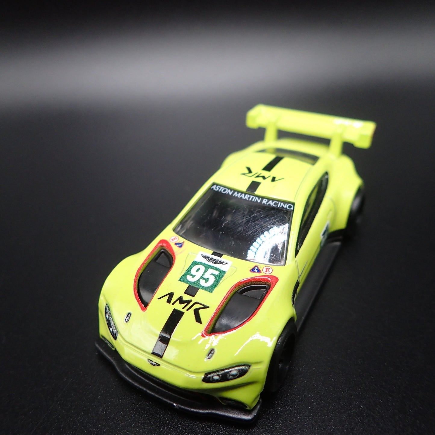 ASTON MARTIN VANTAGE GTE RACING RACE TEAM 1/64 SCALE DIORAMA DIECAST MODEL CAR