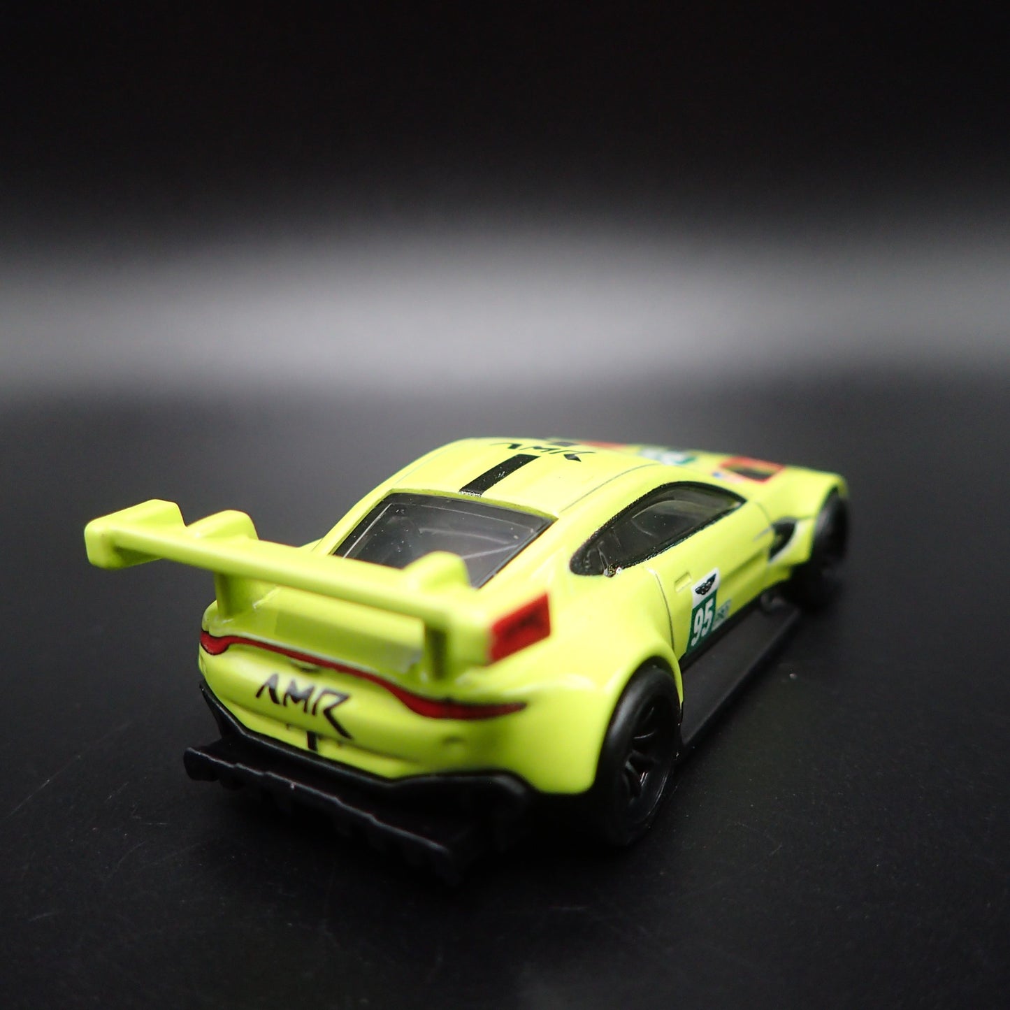 ASTON MARTIN VANTAGE GTE RACING RACE TEAM 1/64 SCALE DIORAMA DIECAST MODEL CAR