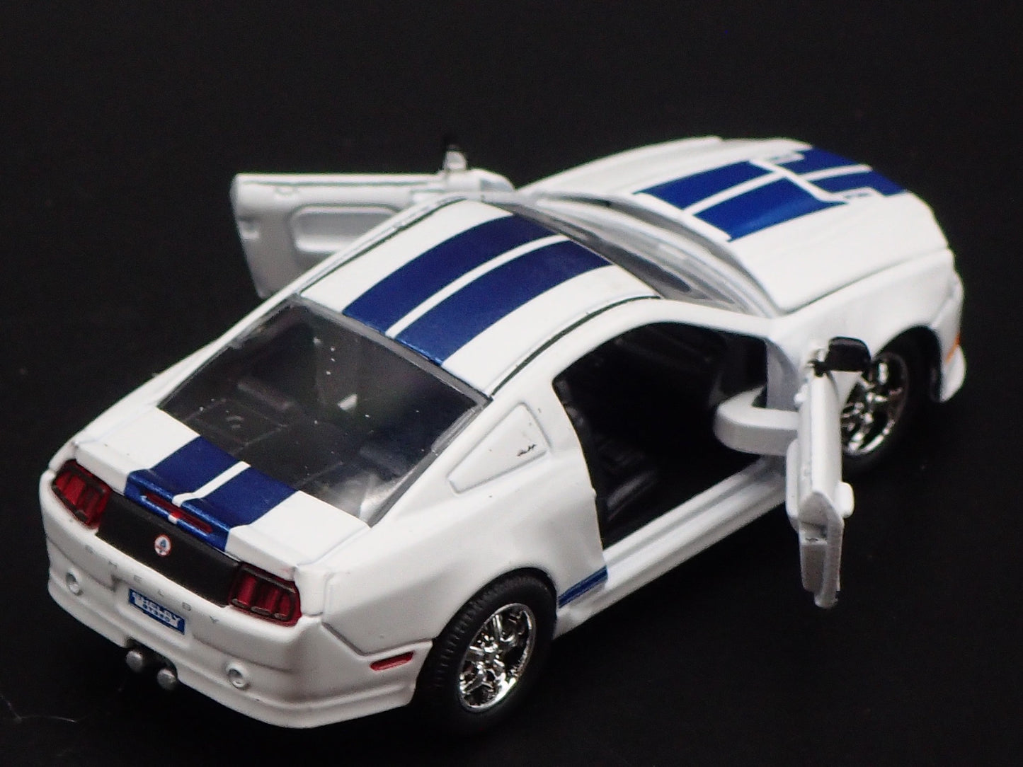 2011 11 FORD MUSTANG SHELBY GT350 WHITE 1/64 SCALE DIORAMA DIECAST MODEL CAR