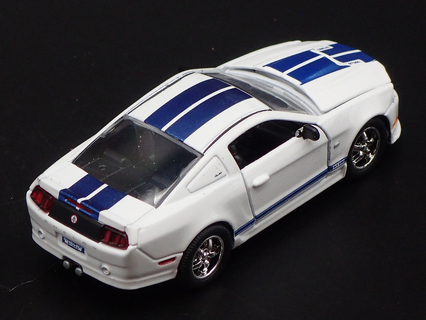2011 11 FORD MUSTANG SHELBY GT350 WHITE 1/64 SCALE DIORAMA DIECAST MODEL CAR