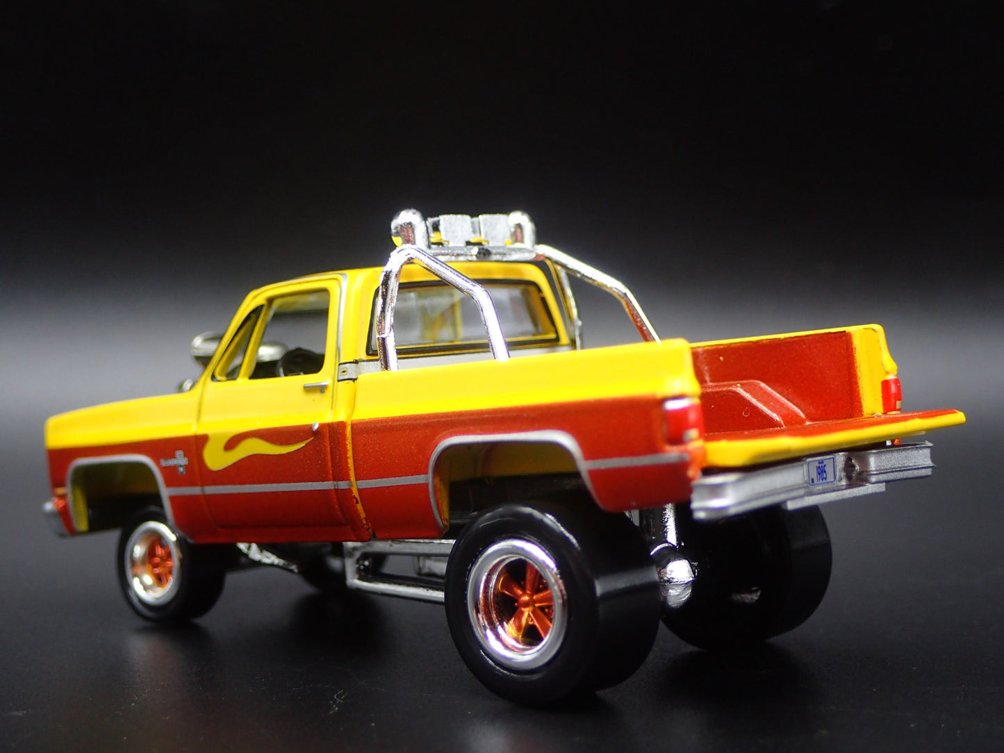 1985 CHEVY CHEVROLET PICKUP TRUCK ZINGER SQUAREBODY 1:64 SCALE DIECAST MODEL CAR