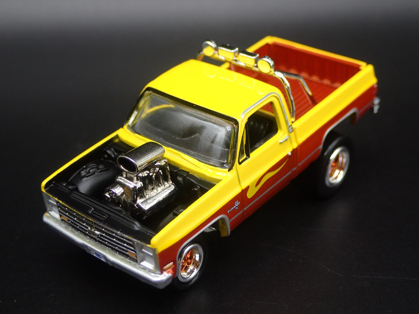 1985 CHEVY CHEVROLET PICKUP TRUCK ZINGER SQUAREBODY 1:64 SCALE DIECAST MODEL CAR