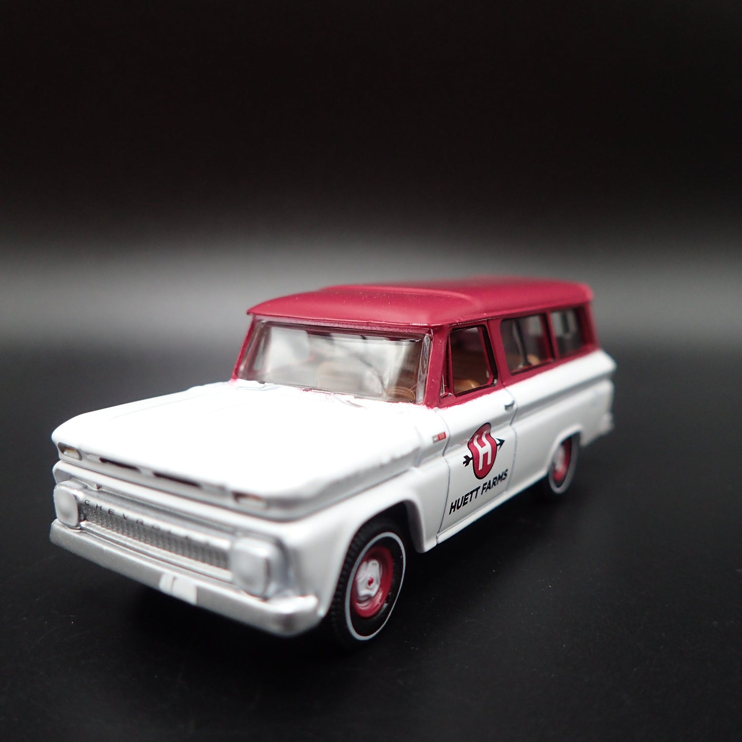 1965 65 CHEVY CHEVROLET SUBURBAN HUETT FARM 1:64 SCALE DIORAMA DIECAST MODEL CAR