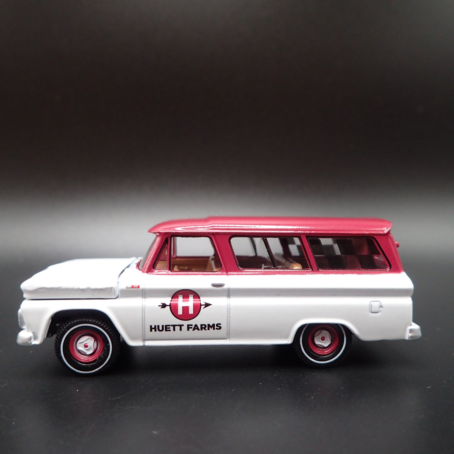 1965 65 CHEVY CHEVROLET SUBURBAN HUETT FARM 1:64 SCALE DIORAMA DIECAST MODEL CAR