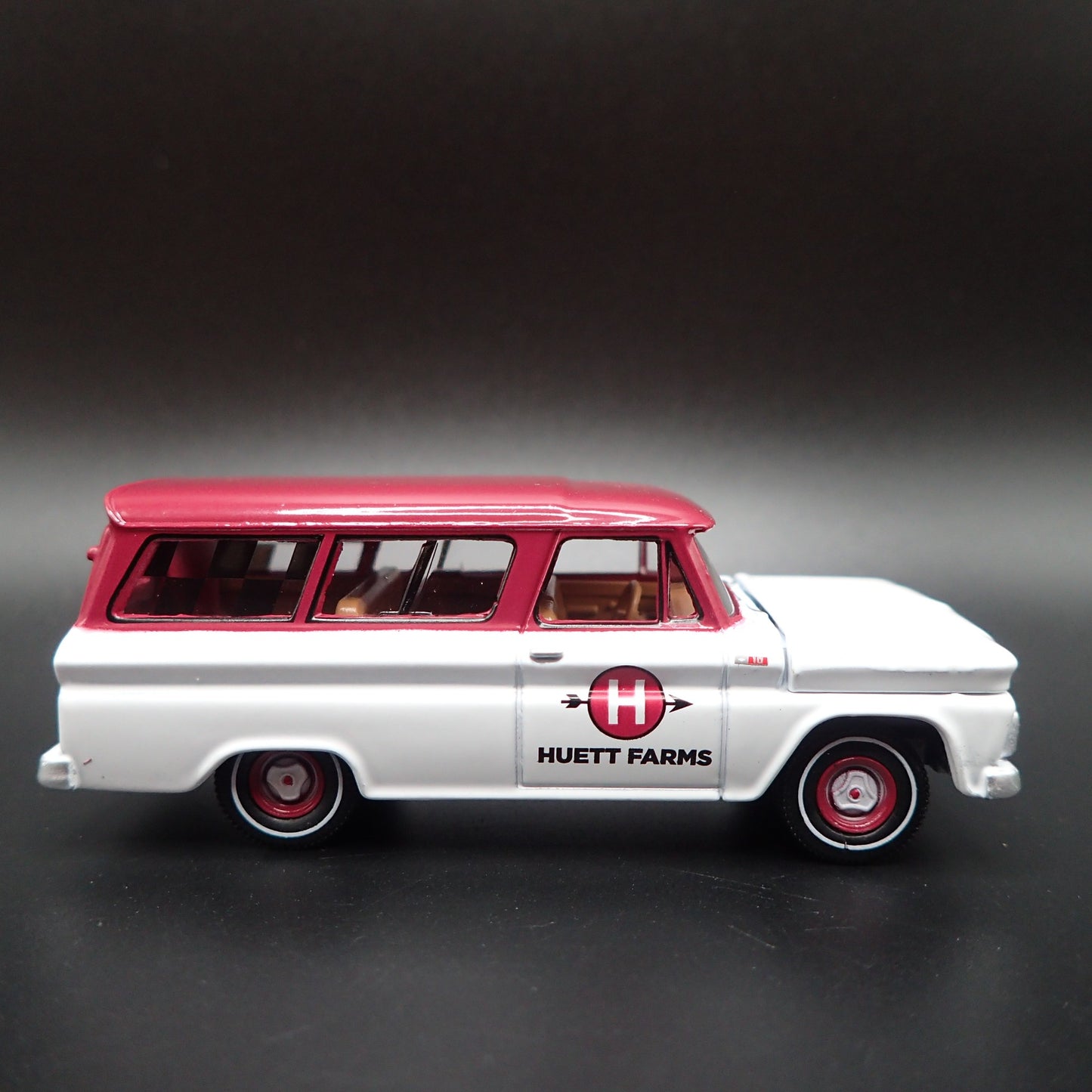 1965 65 CHEVY CHEVROLET SUBURBAN HUETT FARM 1:64 SCALE DIORAMA DIECAST MODEL CAR