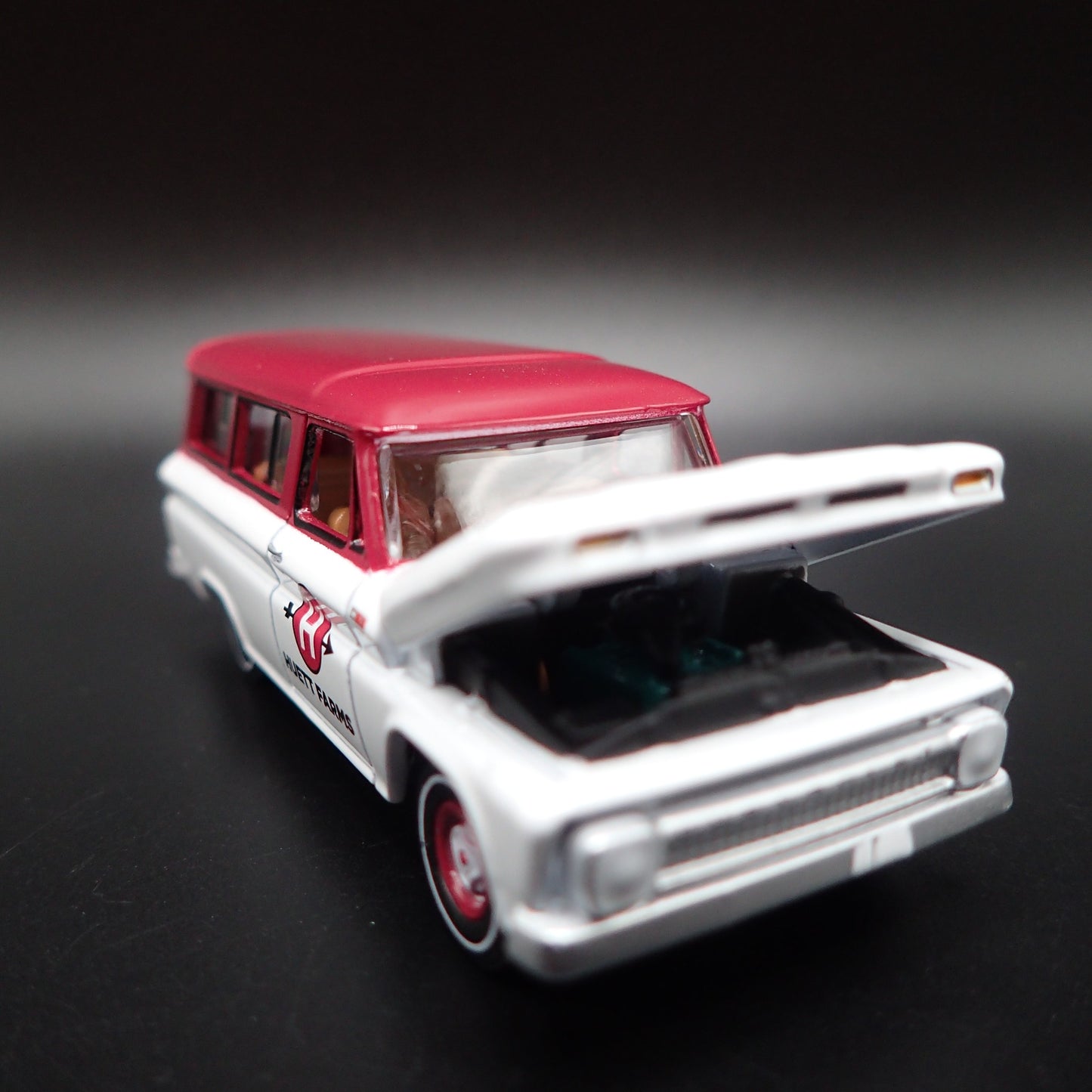 1965 65 CHEVY CHEVROLET SUBURBAN HUETT FARM 1:64 SCALE DIORAMA DIECAST MODEL CAR