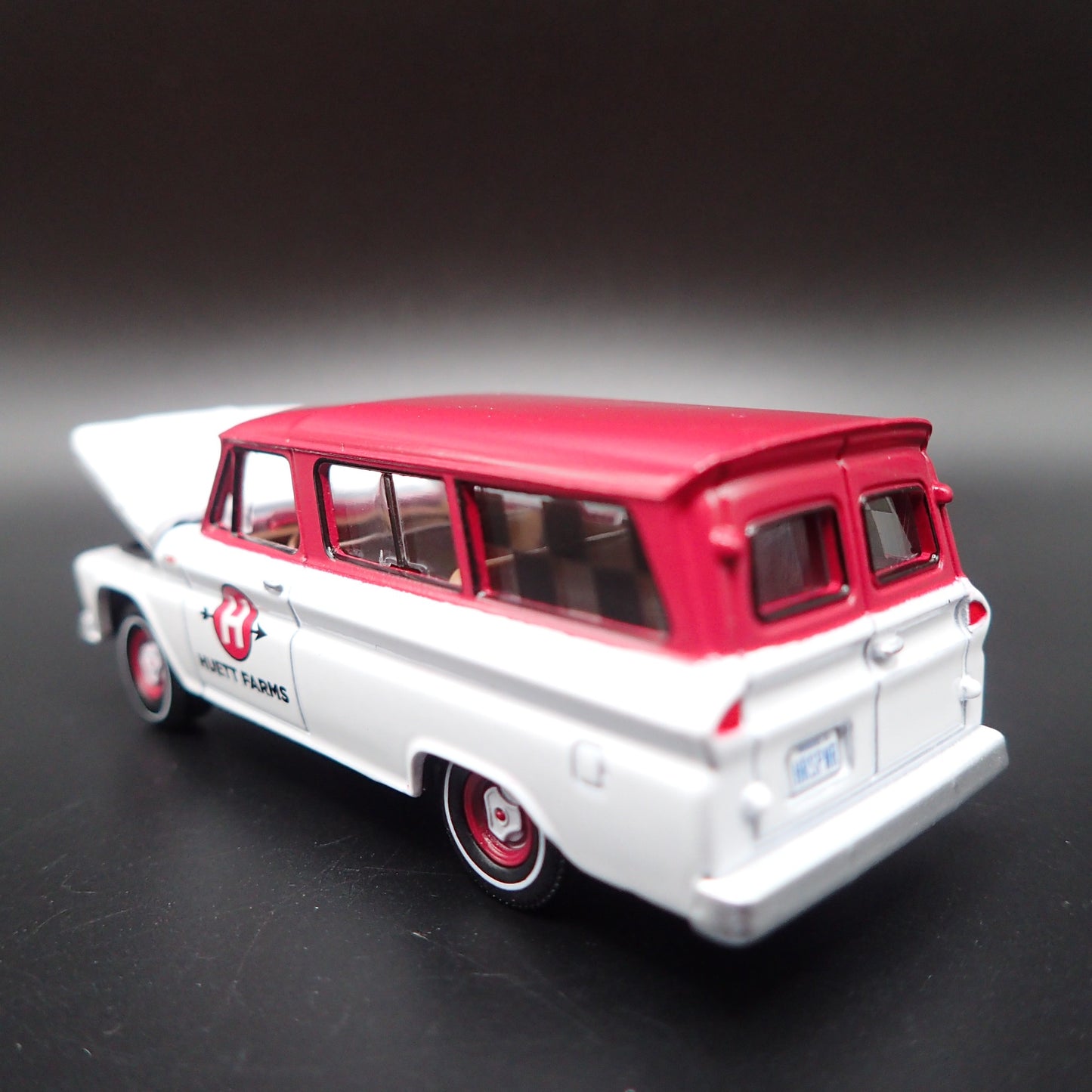 1965 65 CHEVY CHEVROLET SUBURBAN HUETT FARM 1:64 SCALE DIORAMA DIECAST MODEL CAR