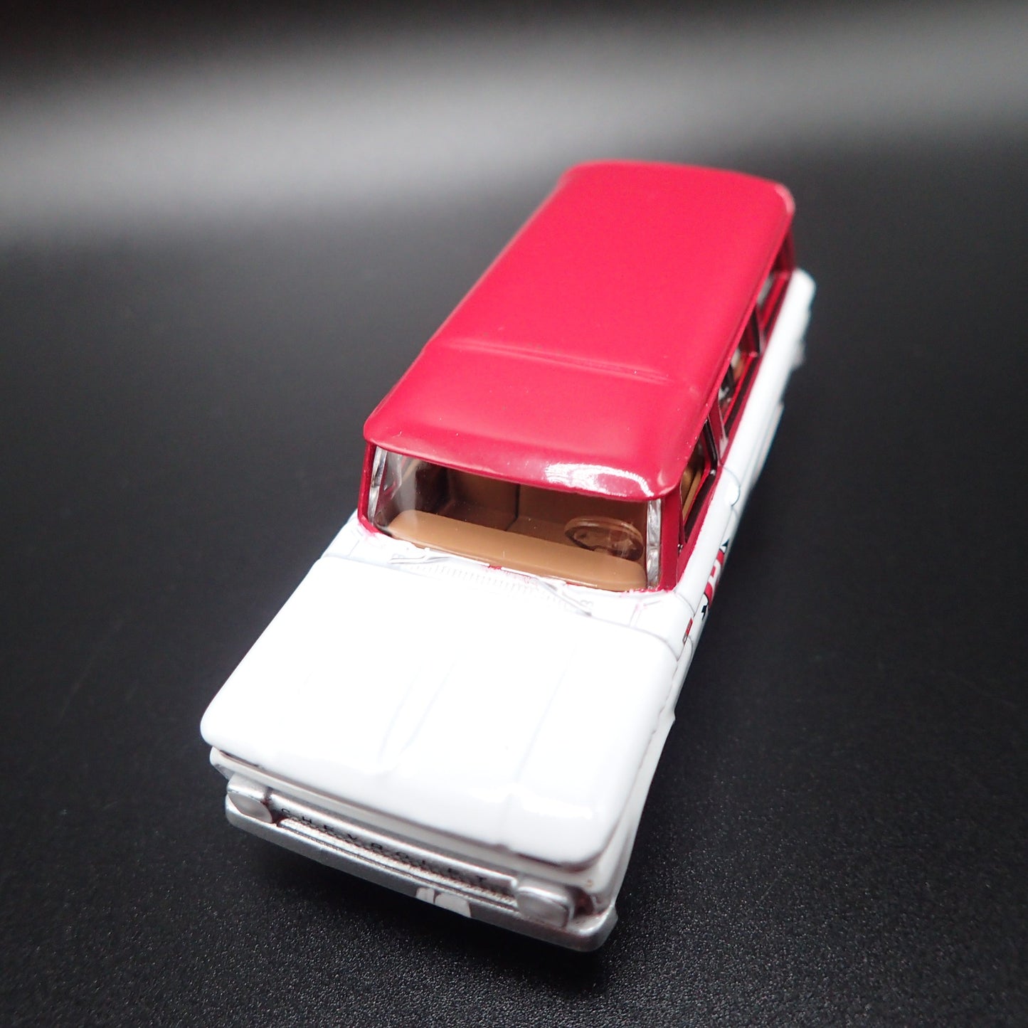 1965 65 CHEVY CHEVROLET SUBURBAN HUETT FARM 1:64 SCALE DIORAMA DIECAST MODEL CAR