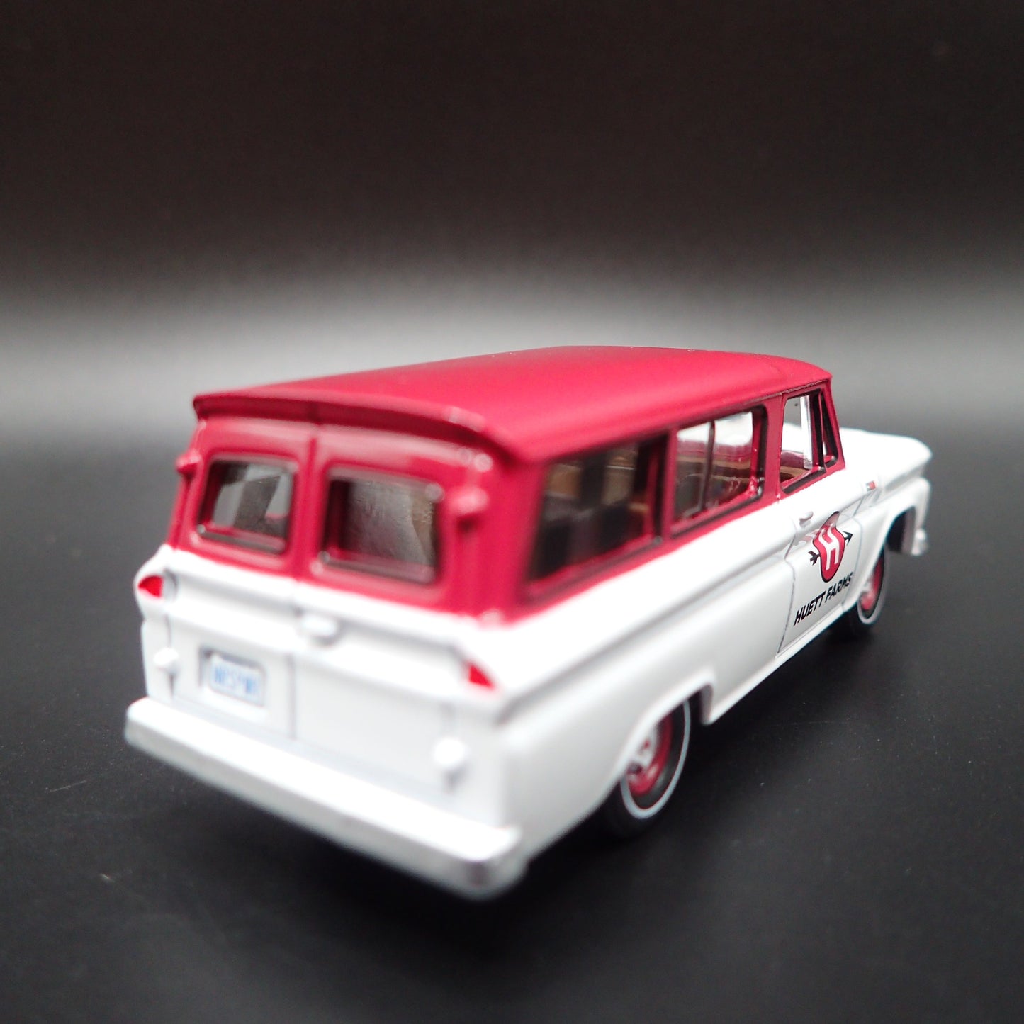 1965 65 CHEVY CHEVROLET SUBURBAN HUETT FARM 1:64 SCALE DIORAMA DIECAST MODEL CAR