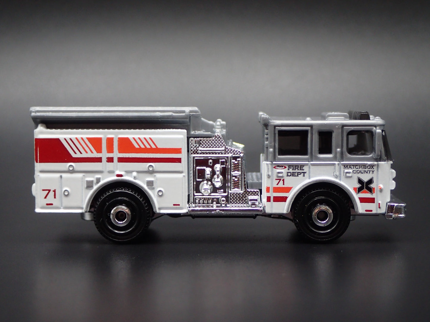 PIERCE ARROW XT FIRE ENGINE TRUCK 1:64 MB SCALE COLLECTIBLE DIECAST MODEL CAR