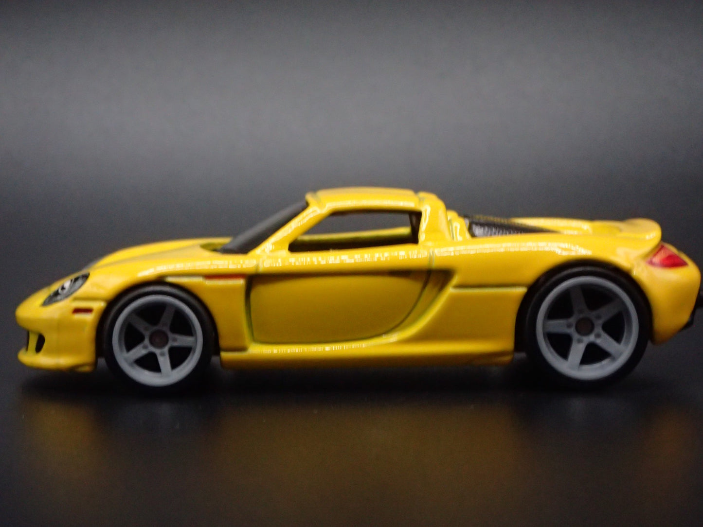 2003-2006 PORSCHE CARRERA GT SUPER CAR RARE 1:64 SCALE DIORAMA DIECAST MODEL CAR