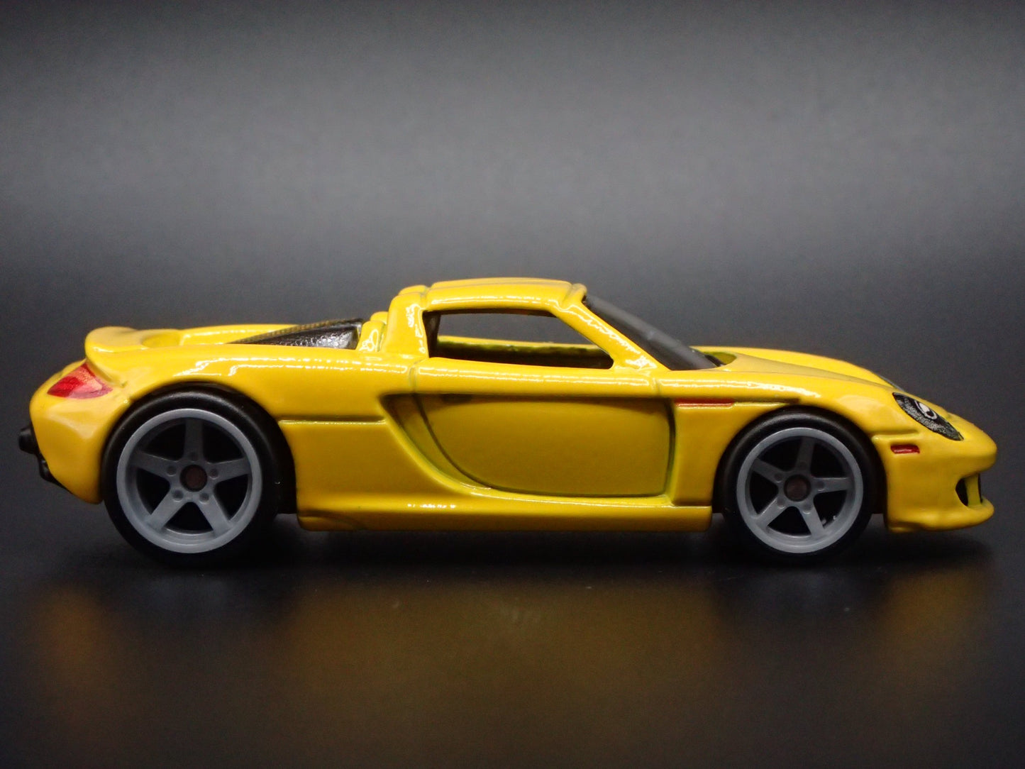 2003-2006 PORSCHE CARRERA GT SUPER CAR RARE 1:64 SCALE DIORAMA DIECAST MODEL CAR