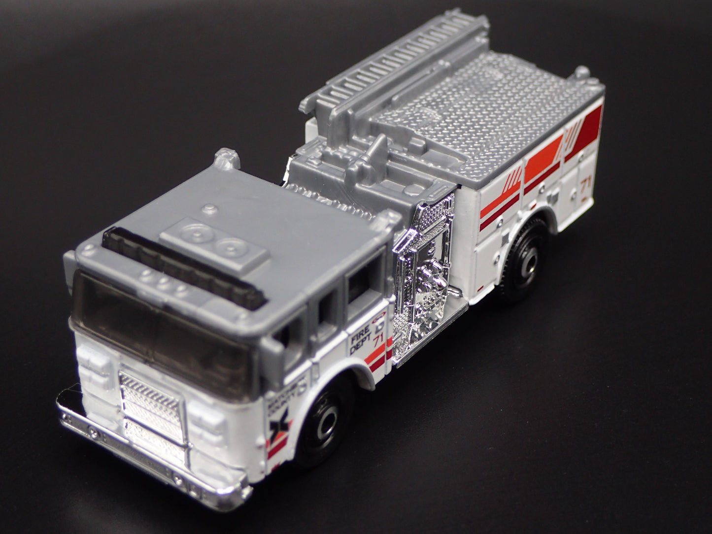 PIERCE ARROW XT FIRE ENGINE TRUCK 1:64 MB SCALE COLLECTIBLE DIECAST MODEL CAR