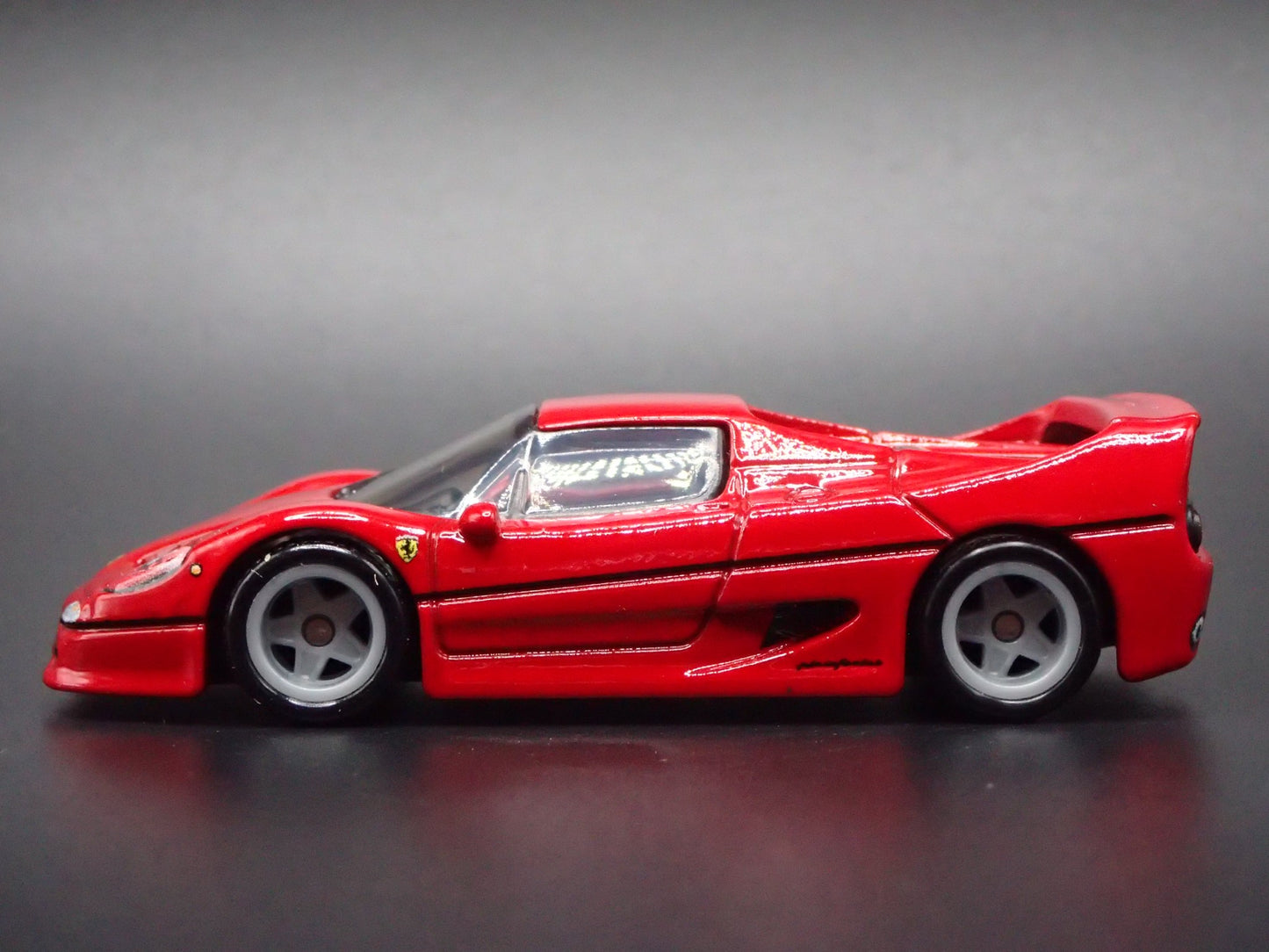 1995-1997 FERRARI F50 SUPER CAR 1:64 SCALE COLLECTIBLE DIORAMA DIECAST MODEL CAR
