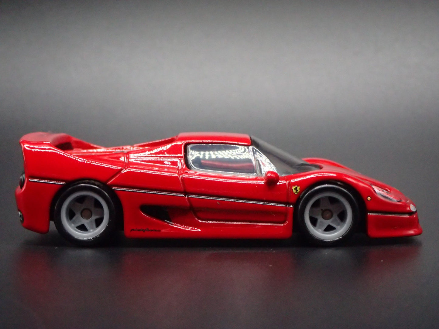 1995-1997 FERRARI F50 SUPER CAR 1:64 SCALE COLLECTIBLE DIORAMA DIECAST MODEL CAR