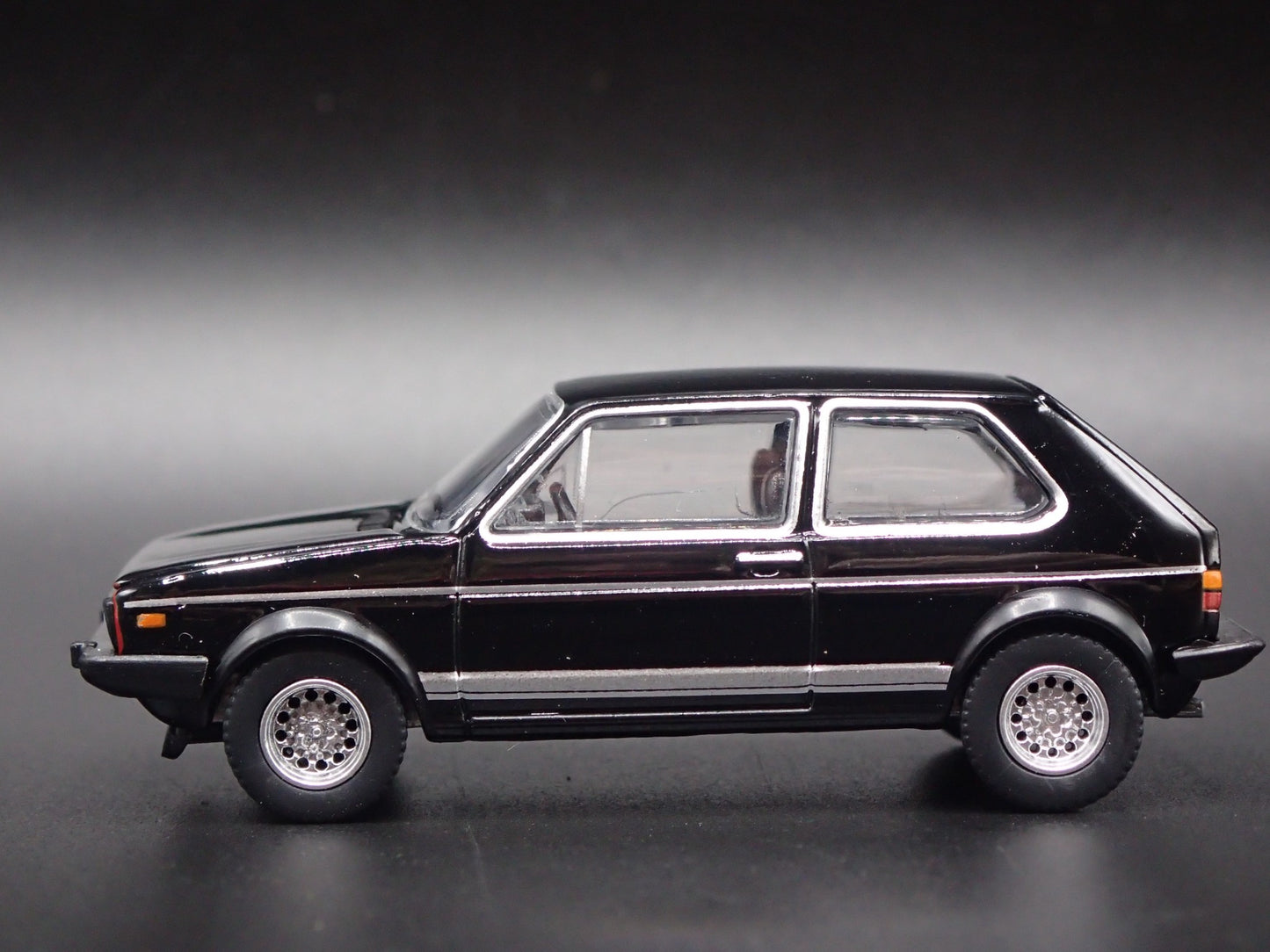 1983 83 VW VOLKSWAGEN GOLF GTI MK1 BLACK 1:64 SCALE DIORAMA DIECAST MODEL CAR