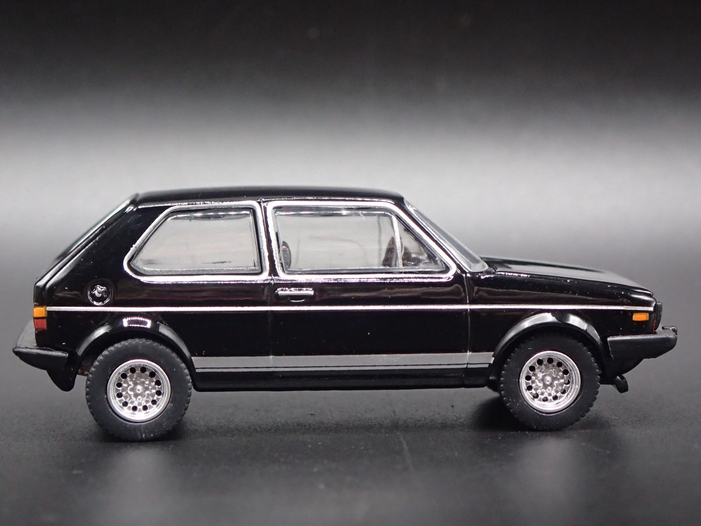 1983 83 VW VOLKSWAGEN GOLF GTI MK1 BLACK 1:64 SCALE DIORAMA DIECAST MODEL CAR