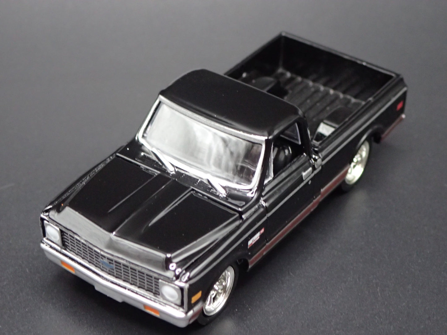 1972 72 CHEVY CHEVROLET C10 PICKUP TRUCK SHORT BED 1/64 SCALE DIECAST MODEL CAR